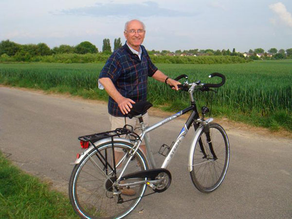 Günter-Otto Maus mit einem Fahrrad